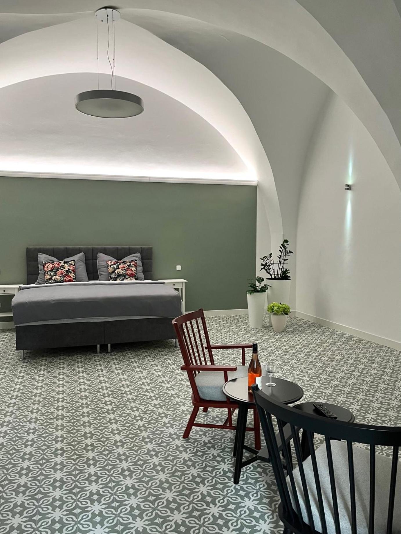 Palac Daun - Studio Apartments Зноймо Экстерьер фото
